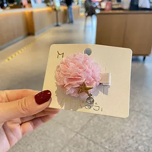 Rosa flauschige Blumen Haarklammer mit süßem Sternanhänger für kleine Mädchen.