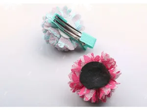 Nahaufnahme von bunten Stoffblumen-Haarspangen und DIY-Haarschmuck-Bastelmaterialien.
