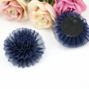 Detailaufnahme einer dunkelblauen Mesh-Blumen-Zubehör mit schwarzer Rückseite zum Basteln.