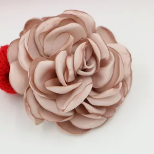 Handgemachte Stoff große Rose Blume Nahaufnahme, ideal für DIY Haarschmuck und Dekoration.