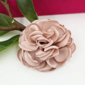 Detailaufnahme von handgefertigten Stoffrosen Blumen Zubehör, DIY Bastelmaterial mit Blatt.