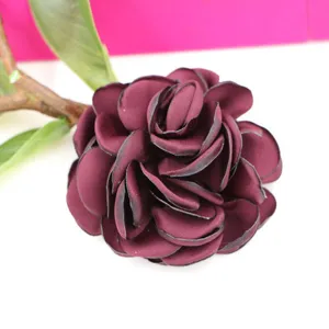 Dunkelrote Stoff Kamelie Blume DIY Zubehör Haarschmuck Handwerk Detailansicht Nahaufnahme