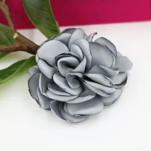 Detailaufnahme der großen grauen Stoff-Kamelie, ideal für DIY-Modeschmuck und Handarbeiten.