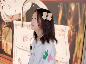 Vue détaillée de la jolie pince à cheveux nœud papillon floral jaune pour enfants et filles.