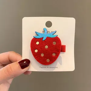 Süße Erdbeer Haarklammer für Kinder Mädchen Mode Haaraccessoires Detailansicht Design.