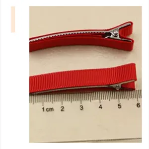 Gedetailleerd uitzicht van een rode 6 cm geribbelde lint dubbele tanden eendebek haarclip.