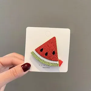 Wassermelone Haarspange Detailansicht, süßes glitzerndes Fruchthaaraccessoire für Mädchen.
