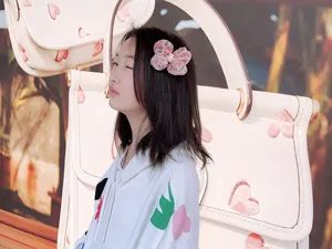 Détail pince à cheveux nœud floral enfant, accessoire cheveux printemps et modèle.