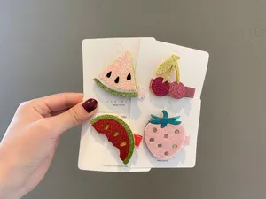 Süße Cartoon-Frucht-Haarspangen-Set für kleine Mädchen mit Erdbeer- und Wassermelonen-Designs.