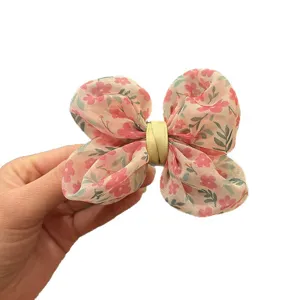 Jolie pince à cheveux nœud floral en mousseline rose pour filles, accessoire mignon et tendance.