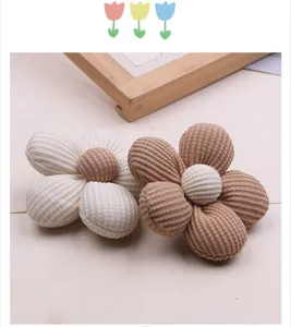 Stoffblumen Zubehoer Detail, DIY handgemachte Brosche Teile und süsse Taschenanhaenger.