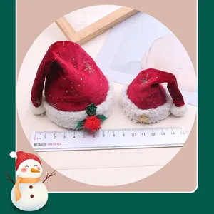 Mini rote Samt Weihnachtsmützen Set mit weißem Plüschrand, ideal für festliche Haarschmuck-Styles.