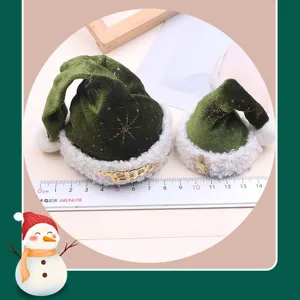 Grüner Plüsch Mini Weihnachts Hut Haaraccessoire Detail, süße festliche Mini Mütze Dekoration.