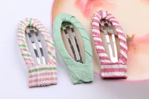 Nahaufnahme Detail von stoffummantelten Haarnadeln, süße Kleinkind Haarspangen Accessoires.
