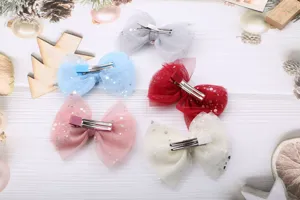 Set di 5 mollette per capelli con fiocco in tulle e paillettes colorate, vista dettaglio.