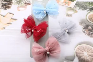 Primo piano ravvicinato sul dettaglio del fiocco in tulle e paillettes con perla per accessori DIY.