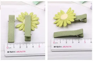 Grüne Stoff Gänseblümchen Haarklammer Detail, handgemachte Blumen Entenschnabelklammer.
