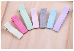 Bunte stoffbezogene Entenschnabel Haarklammern Detailaufnahme für DIY Bastelzubehör.