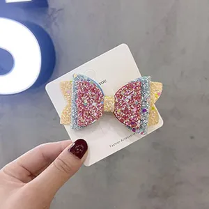 Bunte Glitzer Schleife Haarklammer Detailansicht, funkelndes mehrschichtiges Design auf Karte.