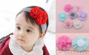 Handgemachte Stoffblumen Baby Stirnband und DIY Haarschmuck Set mit Spitze und schönen Details.
