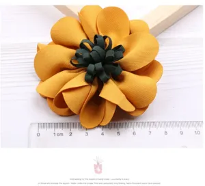 Handgemachte gelbe Stoffblume DIY Haarschmuck, kreatives Bastelzubehör für Kleidung und Mützen.
