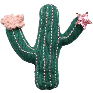 Handgemachte DIY süße genähte grüne Kaktus Haarklammer mit rosa Blume und glänzendem Stern.