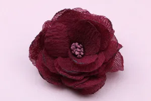 Burgunderroter Stoffblumen Detailnahaufnahme, handgemachtes DIY Haarschmuck Deko Teil.