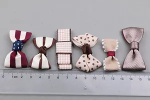 Verschiedene Band-Schleifen in diversen Mustern und Farben, ideal für DIY-Haaraccessoires.