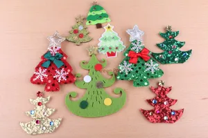 Weihnachtsbaum Flicken DIY Handarbeit Haarschmuck glitzernde Pailletten Filz Deko Details.