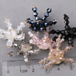 DIY Kristall Perlen Blume Flicken, handgearbeitetes Zubehör Detailansicht mit Maßstab.