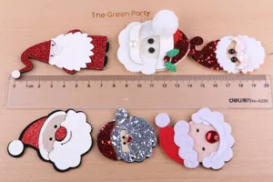 Nahaufnahme von Weihnachts-Weihnachtsmann-Filzflicken und DIY-Haarschmuck-Zubehörteilen.