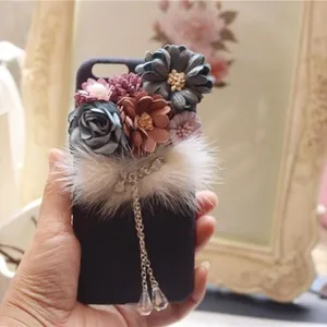 Handgemachte Stoffblumen Handyhülle mit Plüsch und Kette für kreative Dekoration.