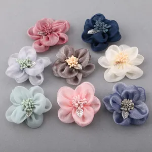 Nahaufnahme von DIY Organza Blumen Haarschmuck Schuhblumen Accessoires mit feinen Details.