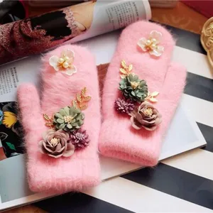 Süße rosa flauschige Winterhandschuhe mit handgemachten Stoffblumen und Perlenakzenten.