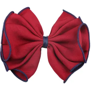Große rote Stoff-Haarschleife mit blauen Kantenstichen für schöne DIY-Haaraccessoires.