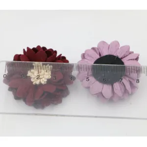 Mikrofaser Blüte Detailansicht mit Lineal zur Grössenanzeige, handgemachtes DIY Zubehör.