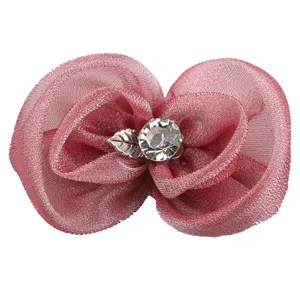Rosa Organza Blumen Haarschmuck mit Strassstein in der Mitte für DIY Basteln und Schuhe.