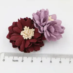 Handgemachte Stoffblumen Accessoires, ideal fur DIY Haarklammern, Handyhullen und Bekleidung.