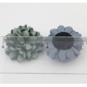 Detailansicht von handgefertigten Mikrofaserblumen als Accessoires mit Messlineal.