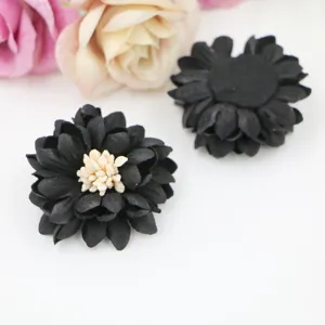 Detailansicht schwarzer Mikrofaser Blumen Accessoires mit hellem Stempel für DIY Dekoration.