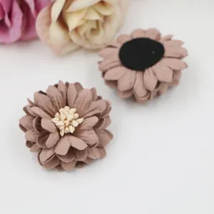 Nahaufnahme Detail brauner handgefertigter Mikrofaser Blumen Accessoires fuer DIY Handyhuelle.
