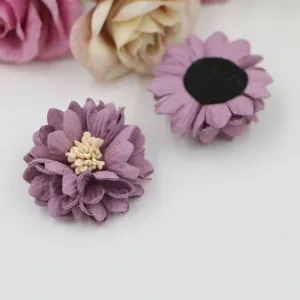 Detailaufnahme handgefertigter violetter Mikrofaser-Blumen-Bastelzubehöre für DIY-Projekte.
