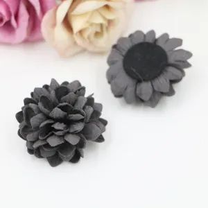 Detailaufnahme dunkelgrauer Mikrofaserblüten, ideal für Haarschmuck und Kleidungsdekoration.