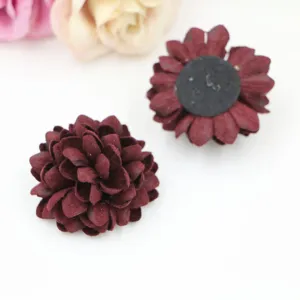 Mikrofaser Blumen DIY Zubehör, exquisite dunkelrote Stoffblume Details und Rückansicht.