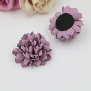 Detailaufnahme von DIY Mikrofasern Blumen Anhänger für Haarschmuck und Handysternen.