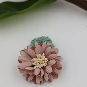 Nahaufnahme eines handgefertigten Mikrofaser-Blumen-DIY-Zubehörs für Hüllen und Haarschmuck.
