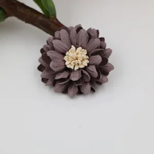Detaillierte Nahaufnahme von handgemachten Mikrofaserblumen für DIY-Haarschmuck.