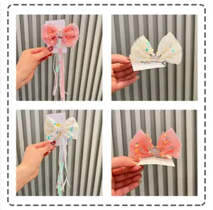 Detailansicht süßer rosa und weißer Pailletten-Schleifen-Haarspangen mit Krone für Kinder.