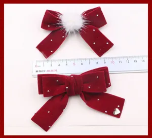 Mollette per capelli con fiocco in velluto rosso per bambini, accessori invernali con pon pon.