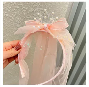 Détail de serre-tête couronne princesse rose mignon, accessoire cheveux nœud scintillant fête